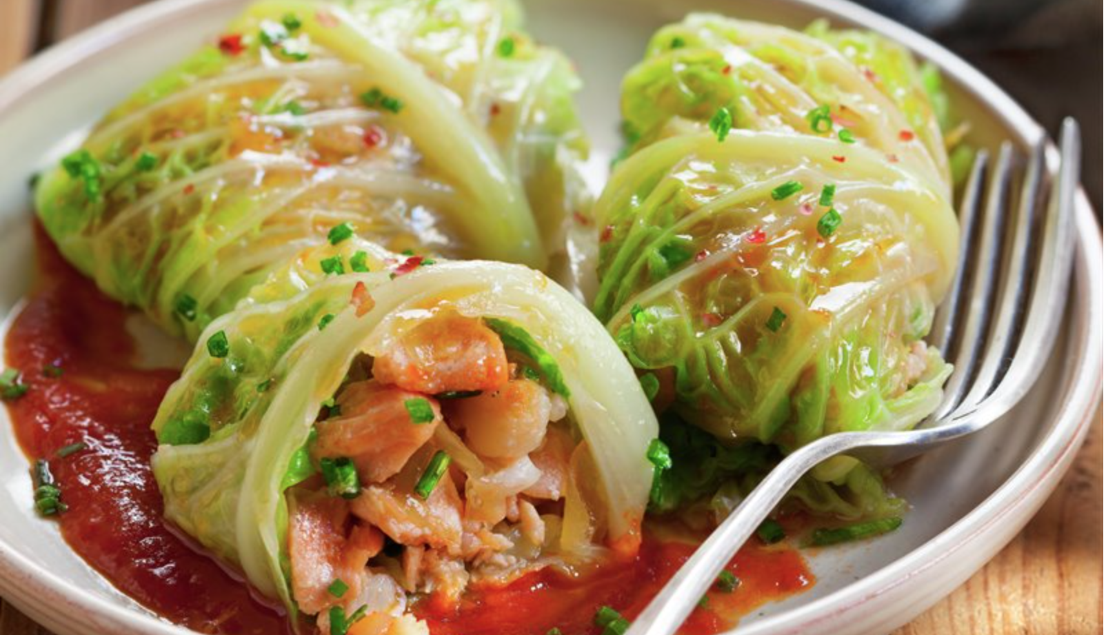 Rollos de col rellenos de salmon y langostinos con calabaza asada con setas shiitake